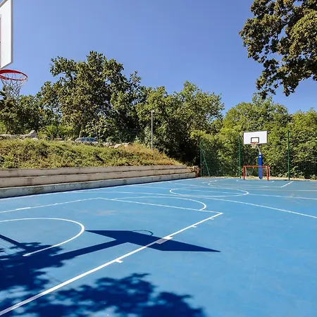 Beautiful Stacaravan In Glavotok