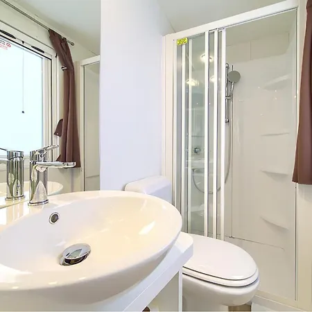 2 Bedroom Stunning Stacaravan In Glavotok 4*