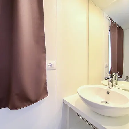 Beautiful Stacaravan In Glavotok Campingplads 4*