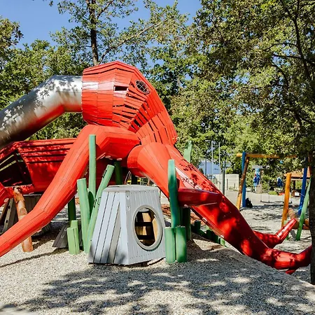 Beautiful Stacaravan In Glavotok